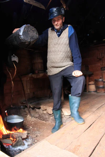 Europa Romênia Bucovina Campulung Moldovenesc Pastor Local Artesão Fazendo Polenta — Fotografia de Stock