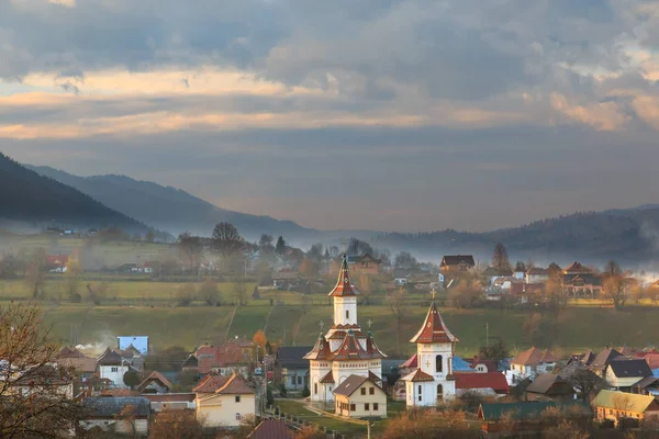 罗马尼亚 布科维纳 坎普隆 摩尔多维涅茨 秋天的色彩 山谷中的教堂 — 图库照片