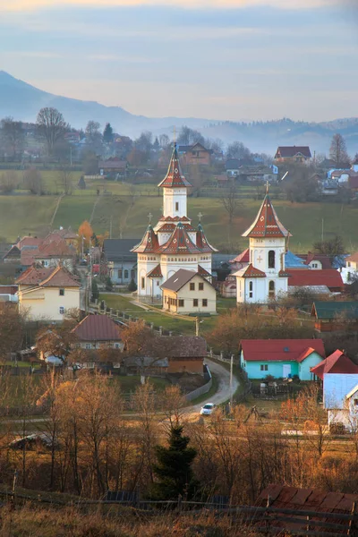 루마니아 Campulung Moldovenesc Fall Color 계곡의 교회들 — 스톡 사진