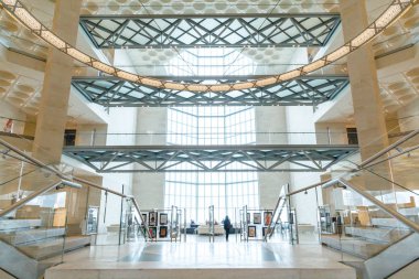 Katar Devleti, Doha. İslam Eserleri Müzesi. Yerleşik 2008. İç. Ana döner merdiven. Tavan pencere zemin. 26 Şubat 2017