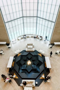 Katar Devleti, Doha. İslam Eserleri Müzesi. Yerleşik 2008. İç. Kat tavan ön windows karşı karşıya. Okuma, rahatlatıcı ve balkon düzeyden görüldüğü gibi kahve alanı. 26 Şubat 2017