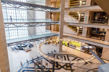 Katar Devleti, Doha. İslam Eserleri Müzesi. Kat tavana uzanan pencereler ve iç balkon. 26 Şubat 2017