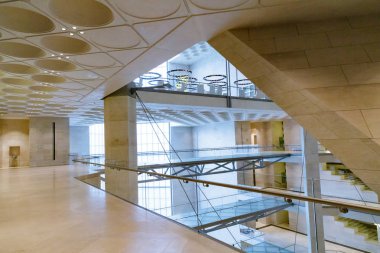 Katar Devleti, Doha. İslam Eserleri Müzesi. Yerleşik 2008. İç. Katta balkon düzeylerinden görüldüğü gibi ön yan yana windows, tavan için. 26 Şubat 2017