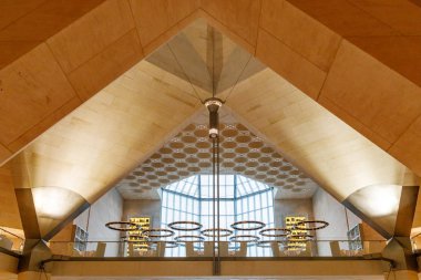 Katar Devleti, Doha. İslam Eserleri Müzesi. Yerleşik 2008. İç. Üst balkon düzeyden görüldüğü gibi ön yan yana windows, tavan için zemin. 26 Şubat 2017