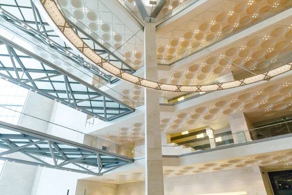 Katar Devleti, Doha. İslam Eserleri Müzesi. Yerleşik 2008. İç. Ana döner merdiven. Tavan pencere zemin. Balkon düzeyleri. 26 Şubat 2017