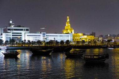 Katar Devleti. Doha. Geceleri Dhow liman. Sol: Maliye Bakanlığı. Doğru: Abdulla Bin Zaid Al Mahmud İslam Kültür Merkezi, ya da Bin Zaid. Sarmal Camii veya Fanar veya Katar İslam Kültür Merkezi olarak da bilinen.