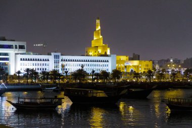 Katar Devleti. Doha. Geceleri Dhow liman. Sol: Maliye Bakanlığı. Doğru: Abdulla Bin Zaid Al Mahmud İslam Kültür Merkezi, ya da Bin Zaid. Sarmal Camii veya Fanar veya Katar İslam Kültür Merkezi olarak da bilinen.