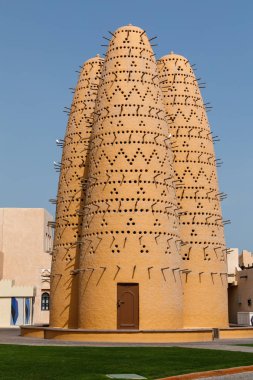 Katar Devleti. Doha. Katara güvercin kuleleri. 2006/2007, adobe'inşa: kil, tuğla ve ahşap.