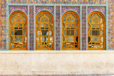 Katar Devleti. Doha. Geleneksel İslam kiremit ve pencere-cam çerçeve çalışın. Kültür Katara köy mimarisi.