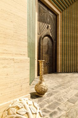 Katar Devleti. Doha. Katara Kültür Merkezi. Altın caminin giriş. Süslü kapıları.