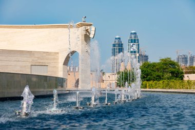 Katar Devleti. Doha. Dans çeşmeler. Katara Kültür Merkezi. Katar Emiri arka planda Bina Portarit.