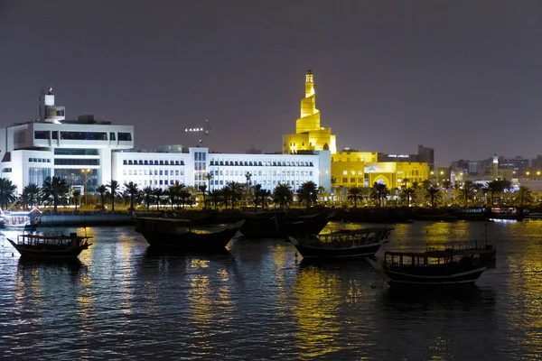 Estado Qatar Doha Puerto Dhow Por Noche Izquierda Ministerio Hacienda — Foto de Stock