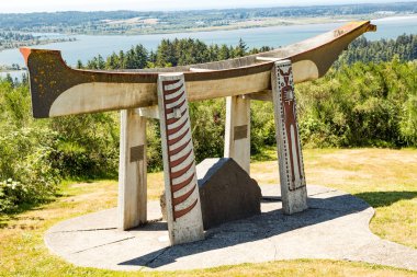 Kuzey Amerika, Oregon, Clatsop İlçesi, Astoria, Columbia River. Şef Comcomly Memorial'a Kızılderili mezar Kano.