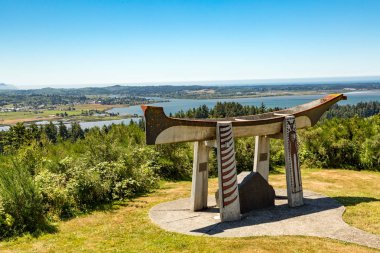 Kuzey Amerika, Oregon, Clatsop İlçesi, Astoria, Columbia River. Şef Comcomly Memorial'a Kızılderili mezar Kano.