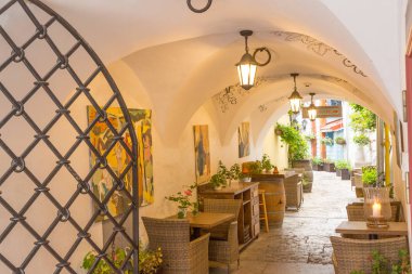 Avrupa, Doğu Avrupa, Baltık Devletleri, Estonya, Tallinn. Eski Şehir, kemerli geçit kafede. 23 Ekim 2017.