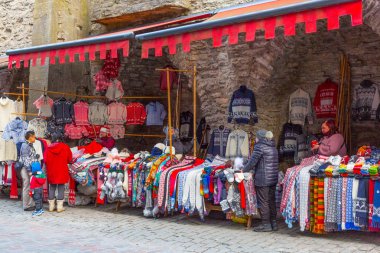 Avrupa, Doğu Avrupa, Baltık Devletleri, Estonya, Tallinn. Eski Şehir, awool, Satılık öğeler ördü. 23 Ekim 2017.