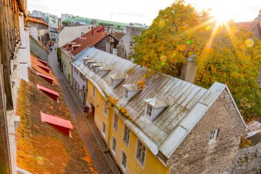 Avrupa, Doğu Avrupa, Baltık Devletleri, Estonya, Tallinn. Eski Şehir, şehir surları boyunca.