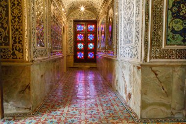 Iran İslam Cumhuriyeti. Tehran. Gülistan Sarayı, Unesco Dünya Mirası, bahçeleri, Kraliyet binalar ve İran sanat koleksiyonları oluşan bir kraliyet binalar. Yansıtılmış mermer tahta oda giriş holü.