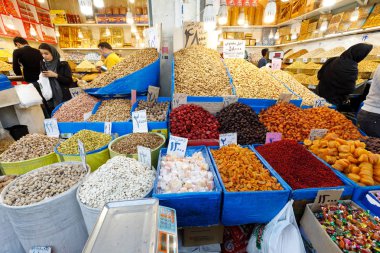 Iran İslam Cumhuriyeti Tehran. Yerel açık pazarında Satılık yenilebilir şeyler. Meyve ve sebze. Kuru baklagiller, baharatlar.