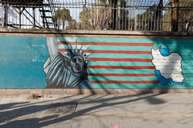 Iran İslam Cumhuriyeti. Tehran. Eski ABD Büyükelçiliği. Alan arazisinin bir kısmını bir anti-Amerikan müze haline döndü. Sloganlar afişler. 02 Mart 2018