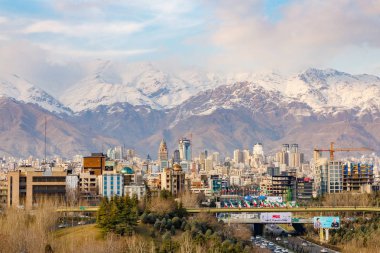 Iran İslam Cumhuriyeti. Tehran. Şehir Merkezi ve dağlık arka plan. Otoban Iran'ın bayraklı.