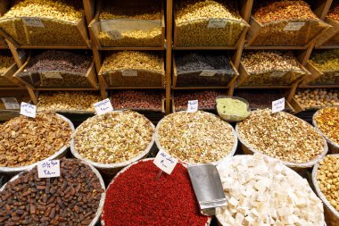 Iran İslam Cumhuriyeti. Tehran Çarşısı yanı. Kuru baklagiller, fındık ve meyve yenilebilir şeyler Satılık.