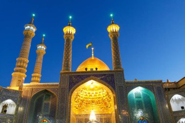 Iran İslam Cumhuriyeti. Qom. Fatima Masumeh Tapınağı Şii Müslümanlar İran'ın en önemli Şii türbelerin biri olarak kabul edilir.
