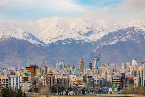 イランのイスラム教共和国 テヘラン 市内中心部と山岳の背景 — ストック写真