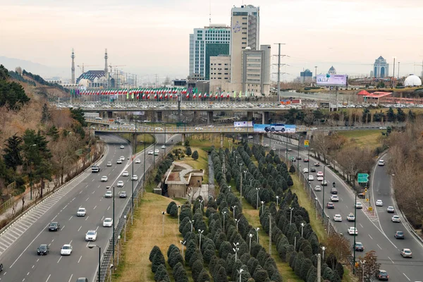 Islamska Republika Iranu Tle Górzysty Centrum Teheranu Autostrada Flagami — Zdjęcie stockowe