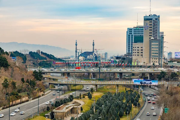 Ісламська Республіка Іран Тегеран Центр Міста Гористий Фон Автострада Прапорами — стокове фото