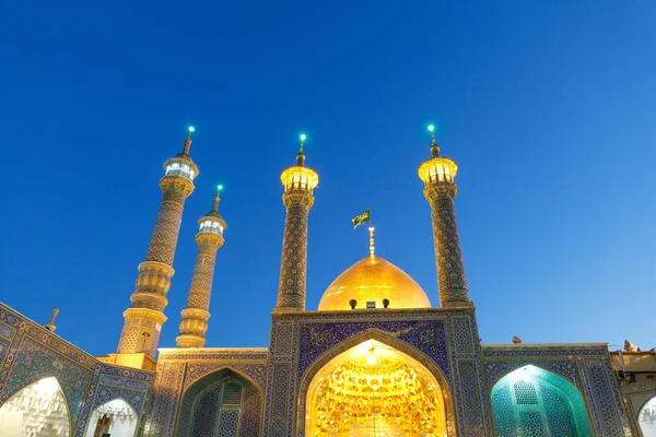 Iran İslam Cumhuriyeti. Qom. Fatima Masumeh Tapınağı Şii Müslümanlar İran'ın en önemli Şii türbelerin biri olarak kabul edilir.