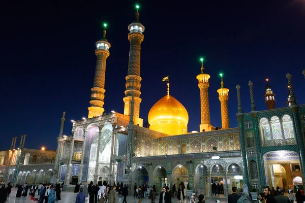 Iran İslam Cumhuriyeti. Qom. Fatima Masumeh Tapınağı Şii Müslümanlar İran'ın en önemli Şii türbelerin biri olarak kabul edilir.