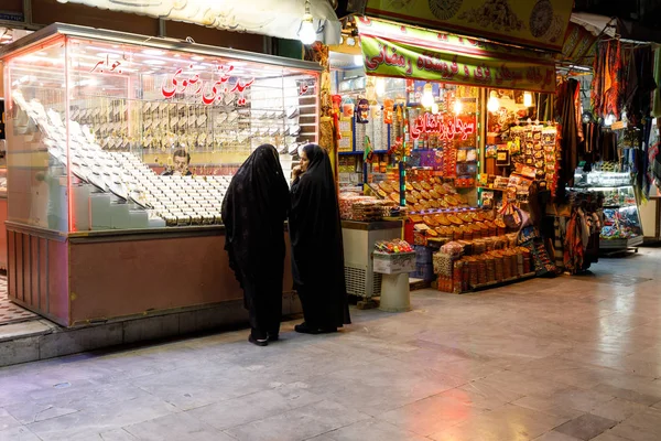 República Islámica Irán Qom Dos Mujeres Mirando Ventana Tienda Oro — Foto de Stock