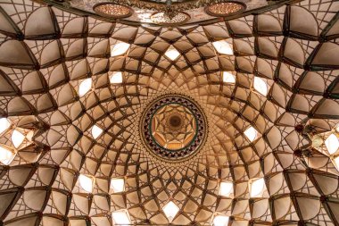 Iran İslam Cumhuriyeti. Isfahan Eyaleti, kaşan, Alavi Sokağı. Borujerdi tarihi evi. Karmaşık geleneksel Fars mimarisi. İç.