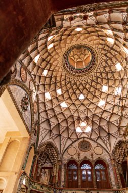 Iran İslam Cumhuriyeti. Isfahan Eyaleti, kaşan, Alavi Sokağı. Borujerdi tarihi evi. Karmaşık geleneksel Fars mimarisi. İç.