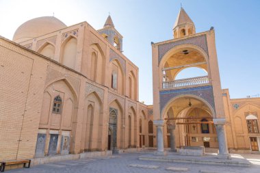 Iran İslam Cumhuriyeti. Isfahan, Yeni Culfa. Müzesi, Khachatur Kesaratsi, Kutsal Kurtarıcı Vank Katedrali önünde aka Kutsal Kurtarıcı Cathedral, ya da kilise Aziz Sisters. Kubbe ve çan kulesi.