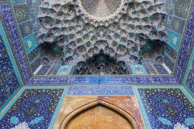 Iran İslam Cumhuriyeti. Isfahan Eyaleti, Isfahan aka Esfahan. Abassi Cami, Ulu Cami: Esfahan evrensel Camii. 11. yüzyıldan kalma kubbeli kutsal üzerinde ortalanmış binalar kompleksi.