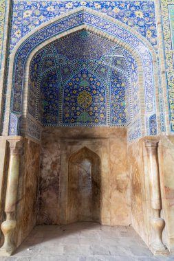 Iran İslam Cumhuriyeti. Isfahan Eyaleti, Isfahan (Esfahan). Abassi Cami, Ulu Cami: Esfahan evrensel Camii. 11. yüzyıldan kalma kubbeli kutsal üzerinde ortalanmış binalar kompleksi.