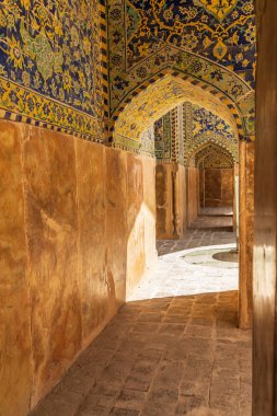 Iran İslam Cumhuriyeti. Isfahan Eyaleti, Isfahan (Esfahan). Abassi Cami, Ulu Cami: Esfahan evrensel Camii. 11. yüzyıldan kalma kubbeli kutsal üzerinde ortalanmış binalar kompleksi.