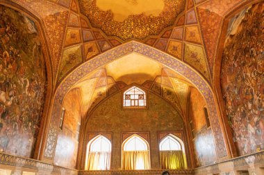 Iran İslam Cumhuriyeti. Isfahan. Çehel Sotoun, ayrıca Chihil Sutun, Çehel Sotoon, kırk sütun, bir havuz sonu Park'ta bir köşk. Görkemli resepsiyonlar için yer olarak Şah Abbas II tarafından inşa. 06 Mart 2018