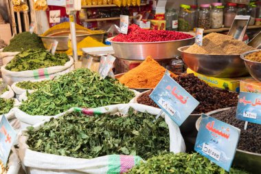 Iran İslam Cumhuriyeti. Isfahan Çarşısı yanı. Satılık yenilebilir şeyler. Meyve, sebze, baharatlar. 06 Mart 2018