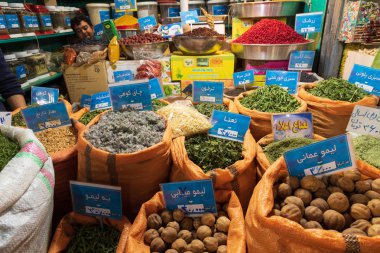 Iran İslam Cumhuriyeti. Isfahan Çarşısı yanı. Satılık yenilebilir şeyler. Meyve, sebze, baharatlar. 06 Mart 2018