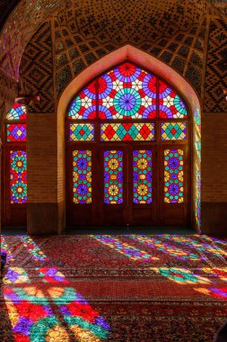 Iran İslam Cumhuriyeti. Shiraz. Nasır el-mülk Camii, pembe cami şah Cheragh Camii yakınına Gawd-i Araban çeyreğinde yer. Panj Kse, Tasarım 
