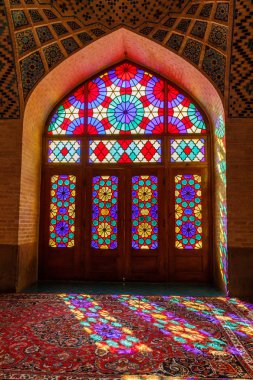 Iran İslam Cumhuriyeti. Shiraz. Nasır el-mülk Camii, pembe cami şah Cheragh Camii yakınına Gawd-i Araban çeyreğinde yer. Panj Kse, Tasarım 