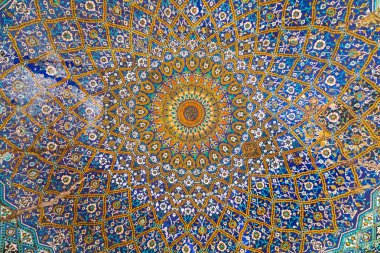 Iran İslam Cumhuriyeti. Shiraz. Shahecheragh kutsal tapınak. Mozaik geleneksel tavan.