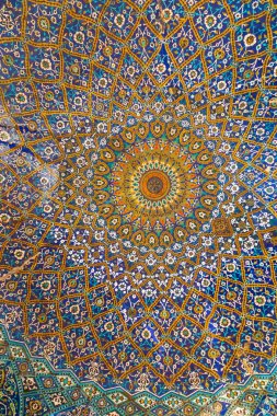 Iran İslam Cumhuriyeti. Shiraz. Shahecheragh kutsal tapınak. Mozaik geleneksel tavan.