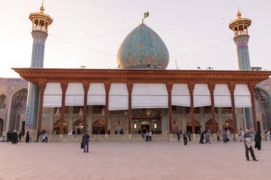 Iran İslam Cumhuriyeti. Shiraz. 08 Mart, 2018. Şah Cheragh, kutsal tapınak ve hac yeri. Mezar anıt ve Camii. Şii Müslümanlar olduğu için zulüm kardeşler mezarlar.