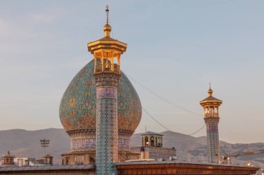 Iran İslam Cumhuriyeti. Shiraz. Şah Cheragh, kutsal tapınak ve hac yeri. Mezar anıt ve Camii. Şii Müslümanlar olduğu için zulüm kardeşler mezarlar.