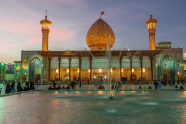 Iran İslam Cumhuriyeti. Shiraz. Şah Cheragh, kutsal tapınak ve hac yeri. Mezar anıt ve Camii. Şii Müslümanlar olduğu için zulüm kardeşler mezarlar.
