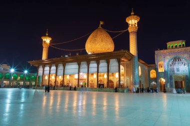 Iran İslam Cumhuriyeti. Shiraz. Şah Cheragh, kutsal tapınak ve hac yeri. Mezar anıt ve Camii. Şii Müslümanlar olduğu için zulüm kardeşler mezarlar.